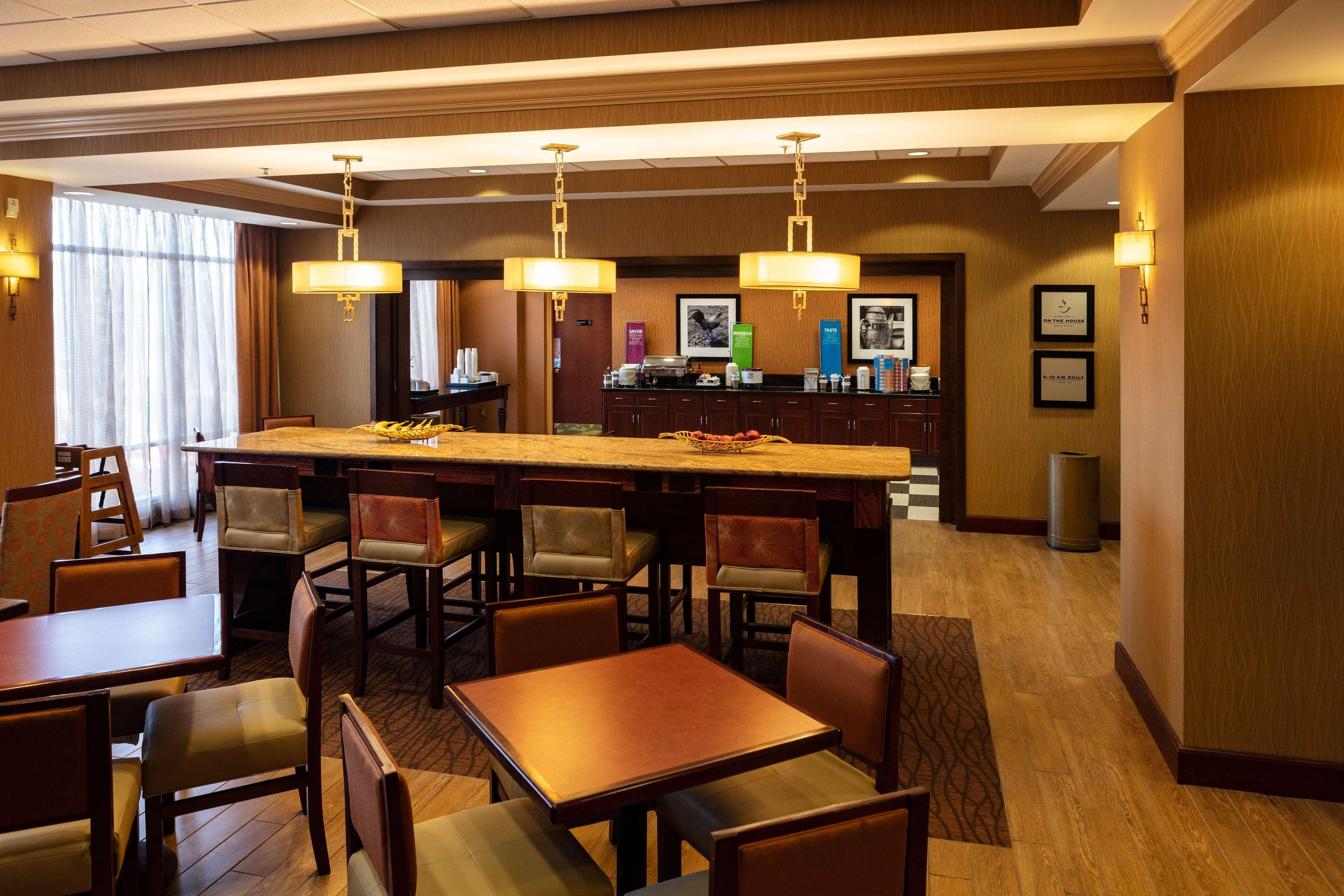 Hampton Inn Истон Экстерьер фото