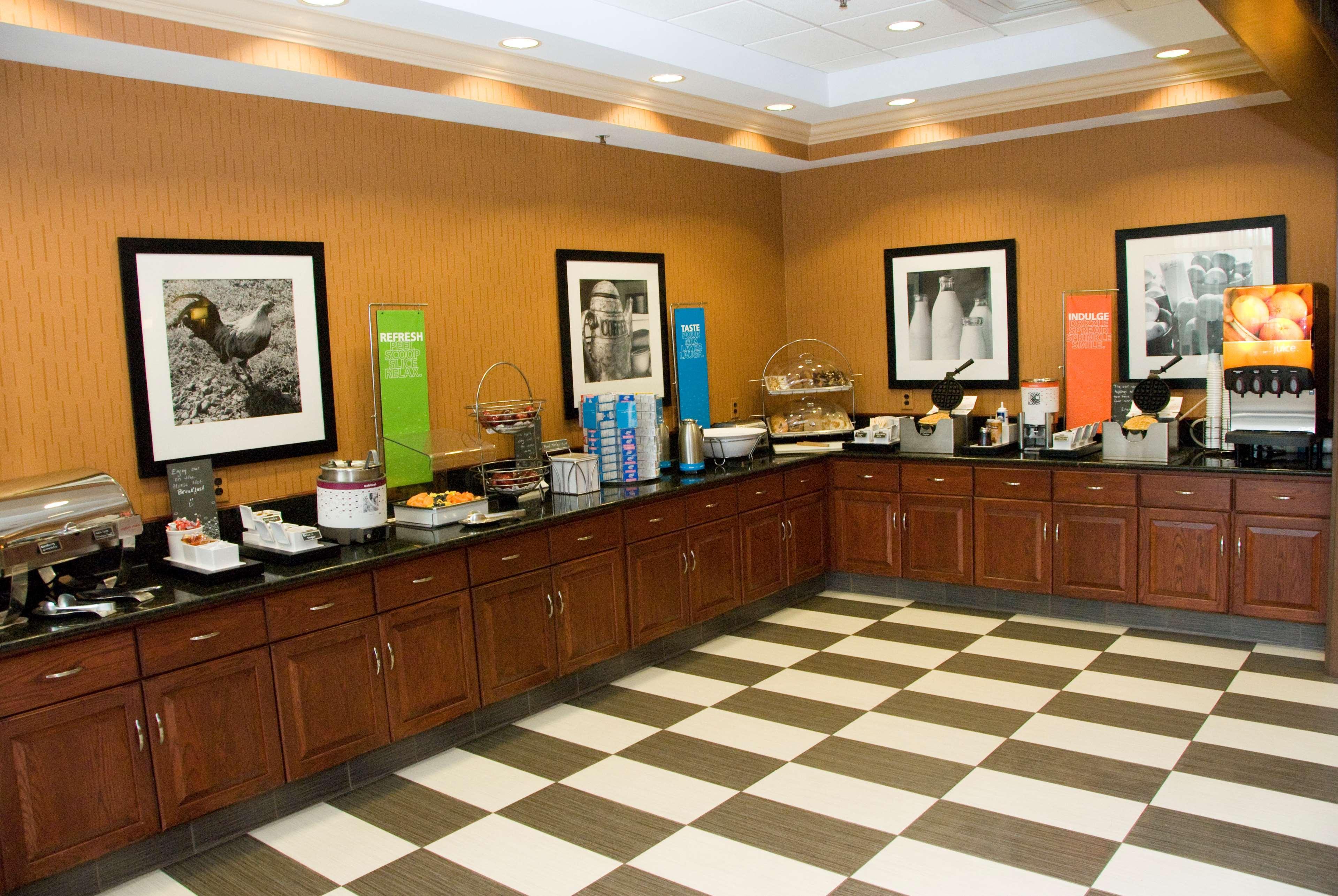 Hampton Inn Истон Экстерьер фото