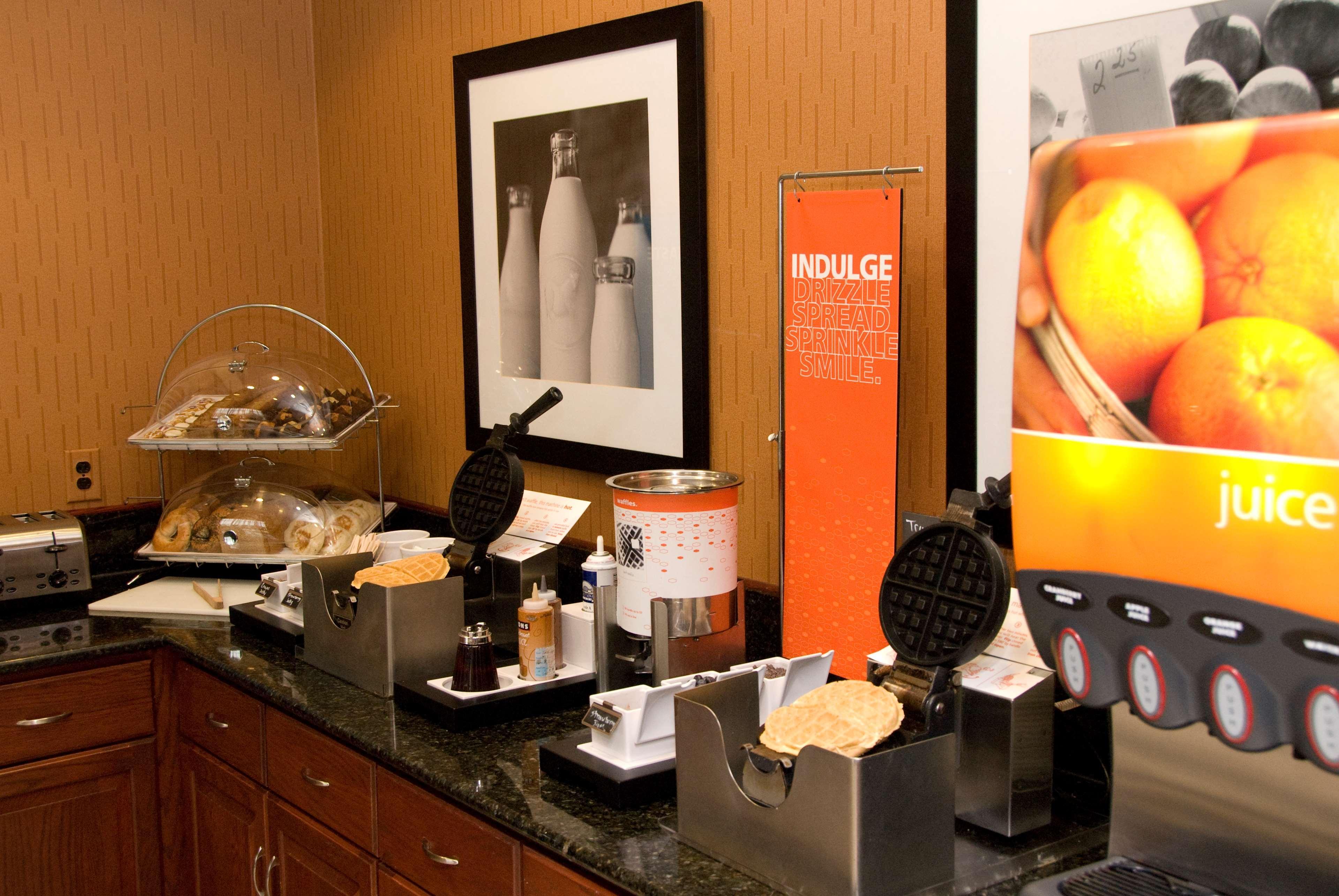 Hampton Inn Истон Экстерьер фото