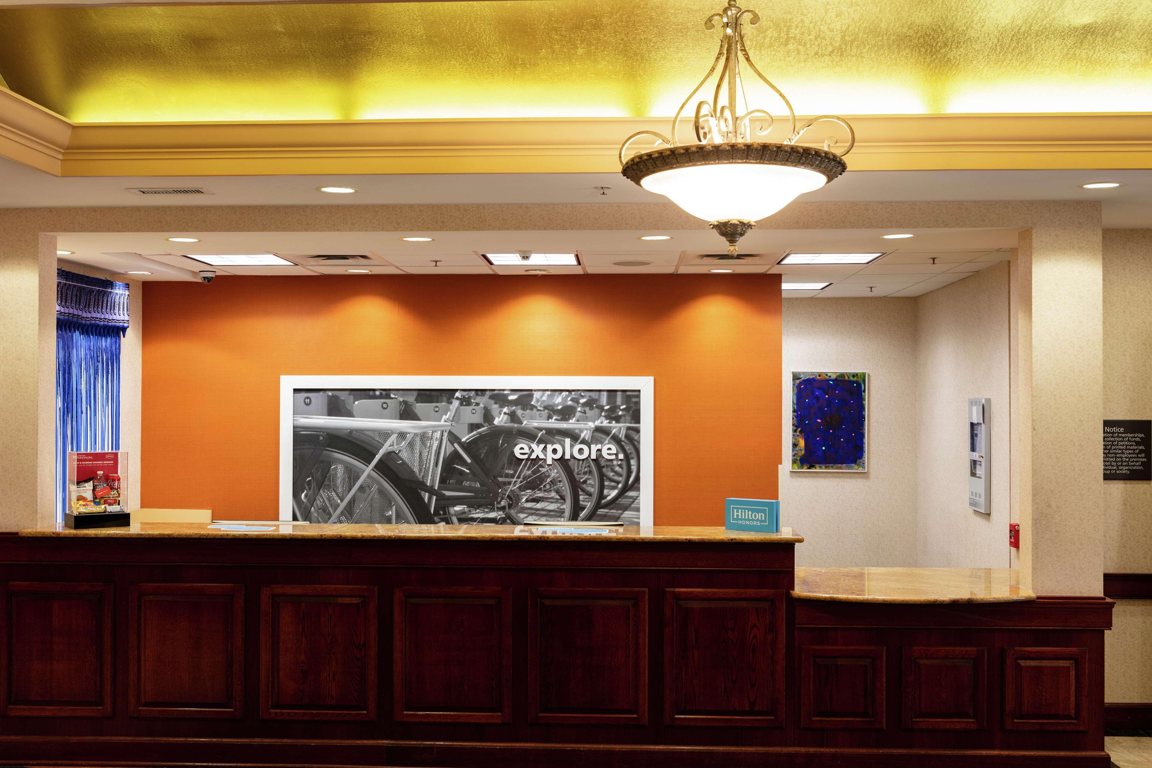 Hampton Inn Истон Экстерьер фото