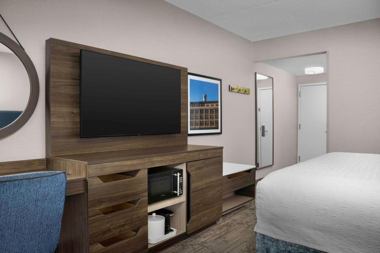 Hampton Inn Истон Экстерьер фото