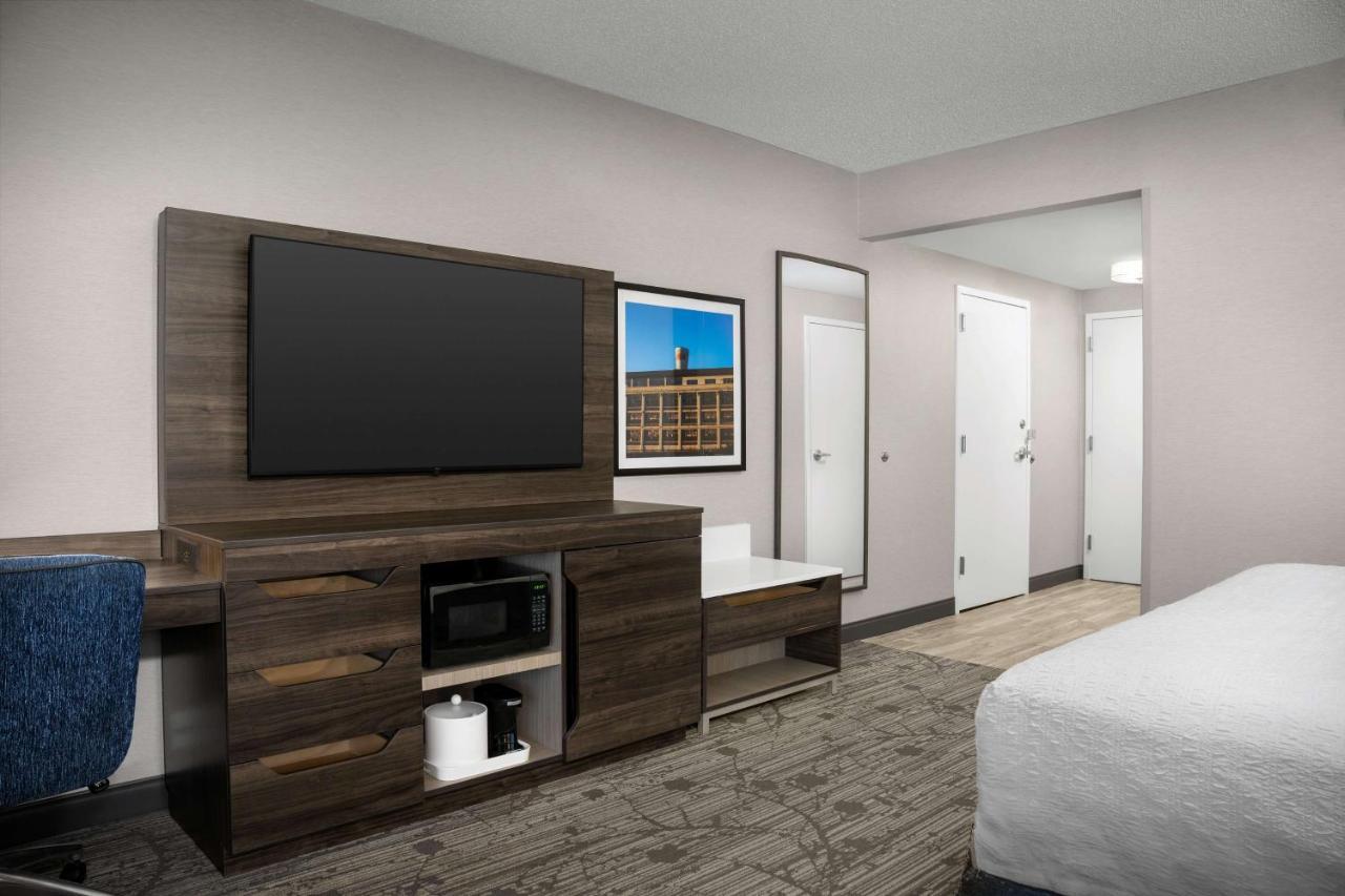 Hampton Inn Истон Экстерьер фото