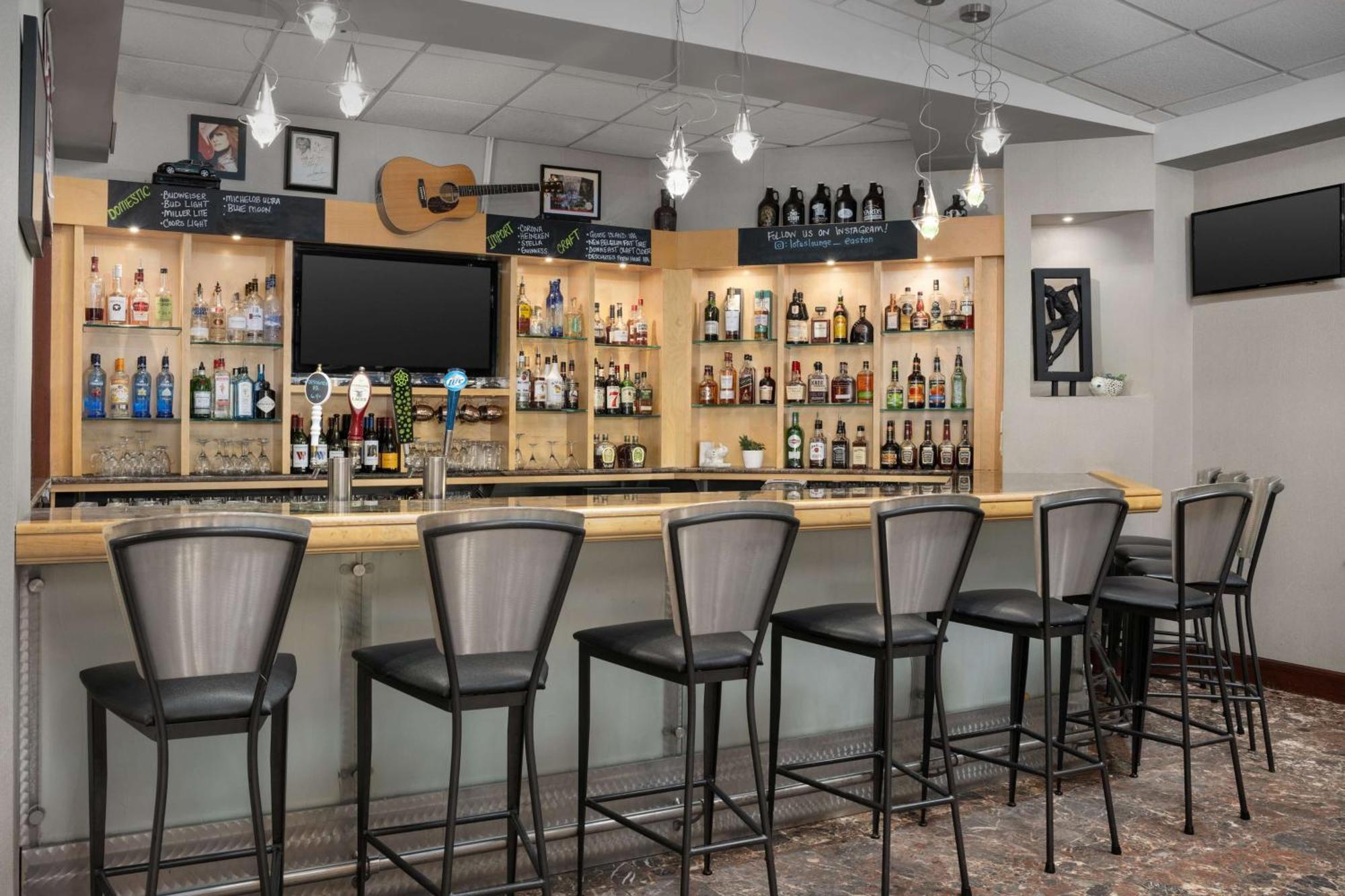 Hampton Inn Истон Экстерьер фото